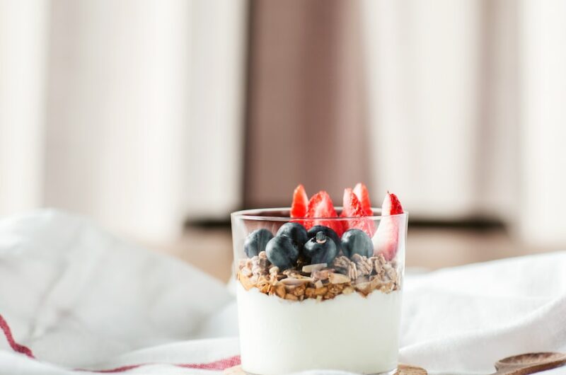 Frühstück: Griechischer Joghurt mit Beeren und Nüssen