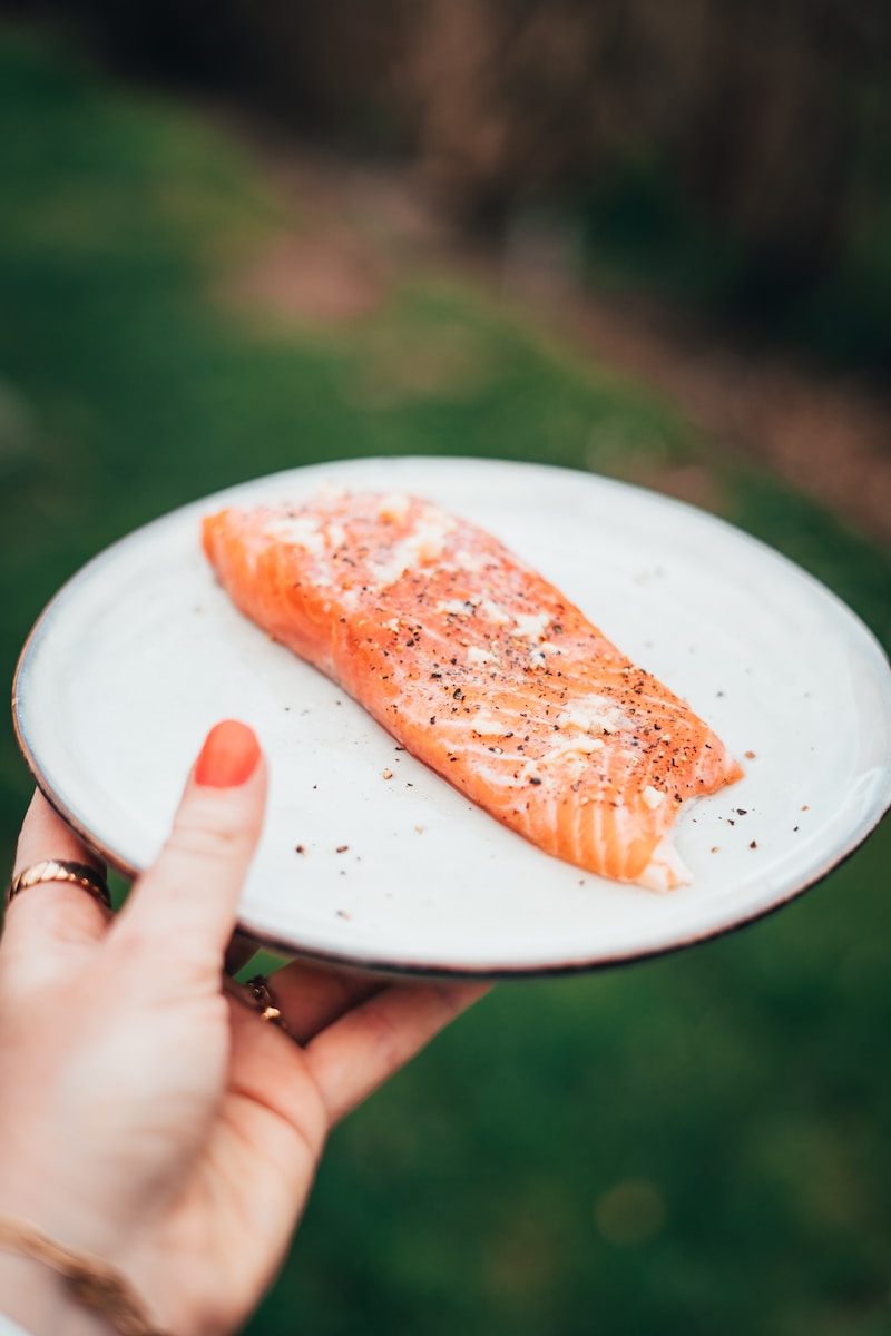 Gebratener Lachs mit Quinoa und Gemüse