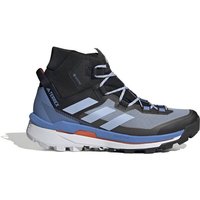 Mit diesem adidas TERREX Skychaser Wanderschuh bist du auf dem Trail und abseits davon schnell unterwegs – perfekt für Speed Hiking und felsige Gipfeltouren. Der vom Trailrunning inspirierte Schuh punktet mit seiner ultraleichten Lightstrike Dämpfung für ein reaktionsfreudiges Tragegefühl und mehr Agilität. Die GORE-TEX Membran hält Nässe ab und ist gleichzeitig atmungsaktiv. So profitierst du von einem optimalen Temperaturmanagement. Die verstärkte Zwischensohle garantiert zudem mehr Stabilität auf felsigem Untergrund