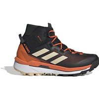 Mit diesem adidas TERREX Skychaser Wanderschuh bist du auf dem Trail und abseits davon schnell unterwegs – perfekt für Speed Hiking und felsige Gipfeltouren. Der vom Trailrunning inspirierte Schuh punktet mit seiner ultraleichten Lightstrike Dämpfung für ein reaktionsfreudiges Tragegefühl und mehr Agilität. Die GORE-TEX Membran hält Nässe ab und ist gleichzeitig atmungsaktiv. So profitierst du von einem optimalen Temperaturmanagement. Die verstärkte Zwischensohle garantiert zudem mehr Stabilität auf felsigem Untergrund