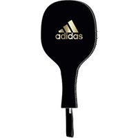 Adidas Schlagpolster Speed Pro Target – ein unverwüstlicher Trainingspartner - Das Adidas Schlagpolster Speed Pro Target ist für höchste Anforderungen im Kampfsport konzipiert und zeichnet sich durch seine spezielle Paddelform aus. Diese bietet bei allen Bewegungen und Schlagarten eine gleichermaßen hohe Trainingseffizienz. Durch die hochwertige Verarbeitung erweist sich diese Trainingshilfe als besonders robust: Sie ist aus hochwertigem Microfaser-Material gefertigt und besitzt eine Füllung aus EVA-Schaum. Für besondere Stabilität sorgt die Stahlblecheinlage – so hält das Schlagpolster auch härtesten Schlägen stand. Gleichzeitig ist es besonders leicht und lässt sich durch den Griff mit Handschlaufe besonders gut kontrollieren.