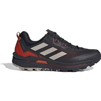 Mit diesem adidas Terrex Skychaser Wanderschuh bist du auf dem Trail und abseits davon schnell unterwegs – perfekt für felsige Gipfeltouren und wenn du gern mal den Turbogang einlegst. Der vom Trailrunning inspirierte Schuh punktet mit seiner ultraleichten Lightstrike Dämpfung für ein reaktionsfreudiges Tragegefühl und mehr Agilität. Die GORE-TEX Membran hält Nässe ab und ist gleichzeitig atmungsaktiv. So profitierst du von einem optimalen Temperaturmanagement. Dank der Steinschutzplatte in der Zwischensohle für mehr Stabilität navigierst du auch felsige Passagen mit links. Und das abriebfeste Mesh macht den Schuh besonders strapazierfähig. Die Stealth Hf Gummiaußensohle mit Kletterzone bietet außerdem hervorragenden Grip auf steinigem Untergrund